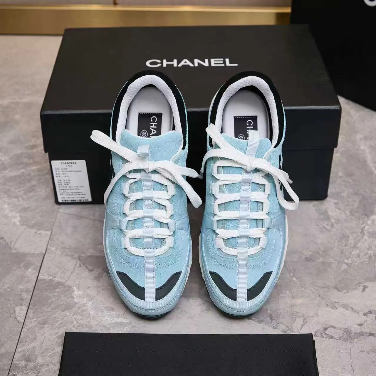 p560 Chanel Chanel - 2025 counter top casual sports shoes This classic design; the upper is embroidered with various techniques; the outsole is fashionable and sporty; the extraordinary inclusion of a variety of color matching elements... The diversified mix and match is very beautiful and versatile, casual, fashionable, sports and outdoor can be taken into account... ꫛꫀꪝ Go➫ Materials: ❶Upper made of: original imported high mercerized cow suede + imported mixed sheepskin ❷The inner lining is made of: original imported breathable mesh ❸Outsole is based on: original TPU combination outsole. Full set of boutique packaging for women 35-41 and men 38-46